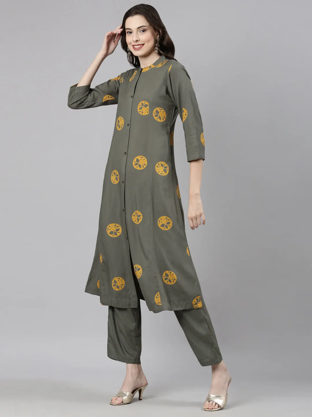 Neerus Green Casual  Straight Kurta and Trousers